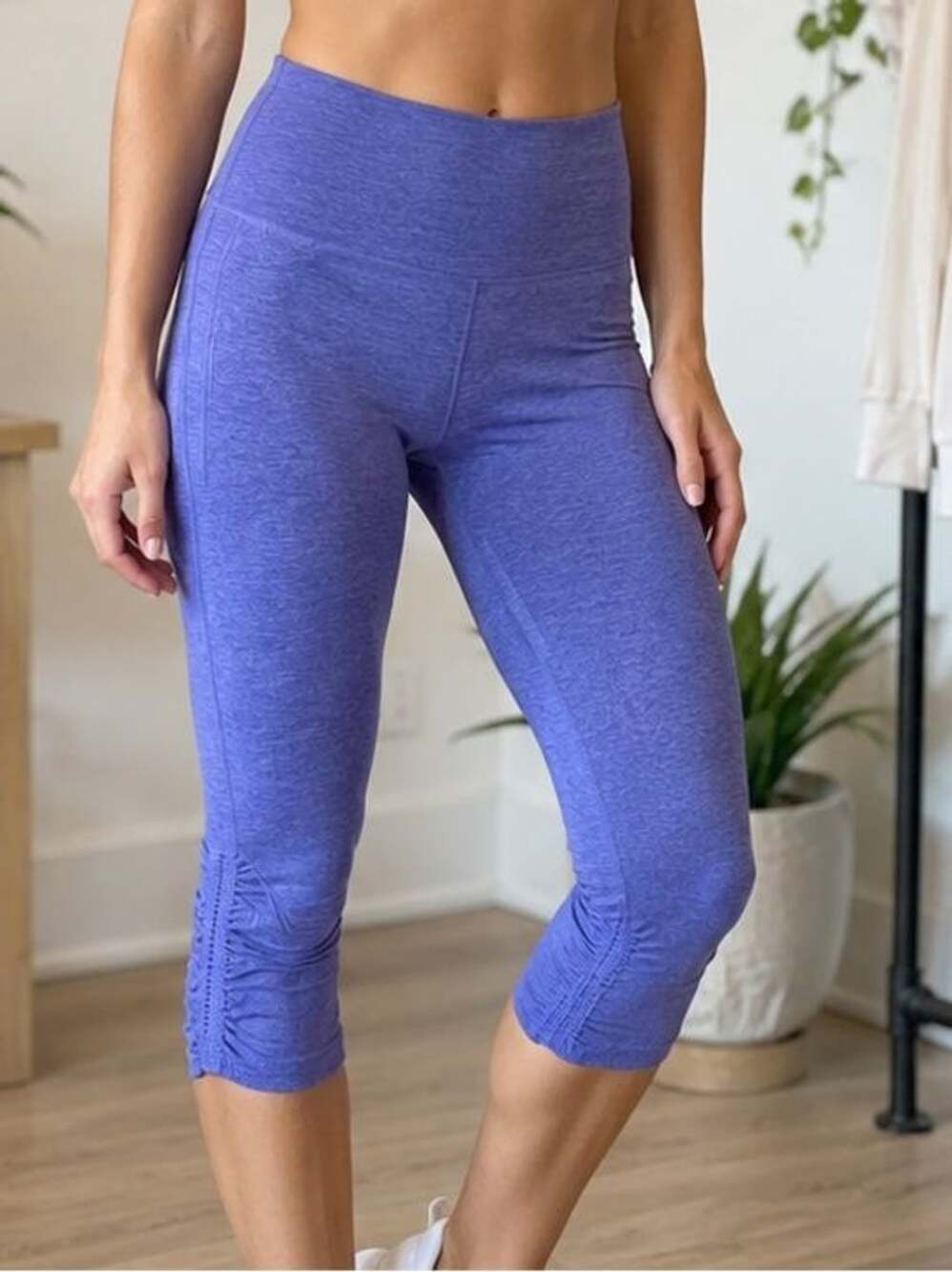 Lululemon Purple Ruched Cropped Leggings Capri Pants Women’s Small